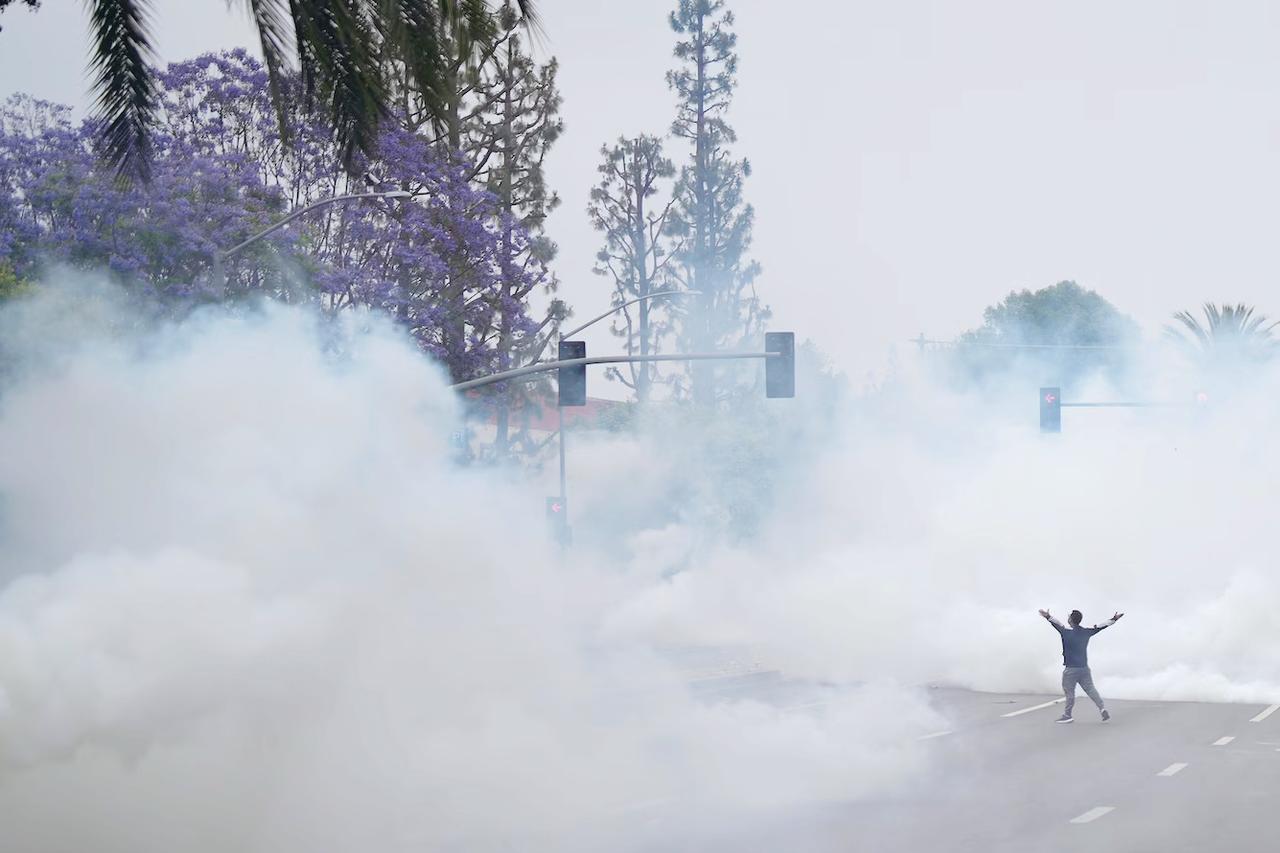 近期，美国加州和周边地区，因为移民执法的问题，发生大规模抗议，以至于示威者和执法