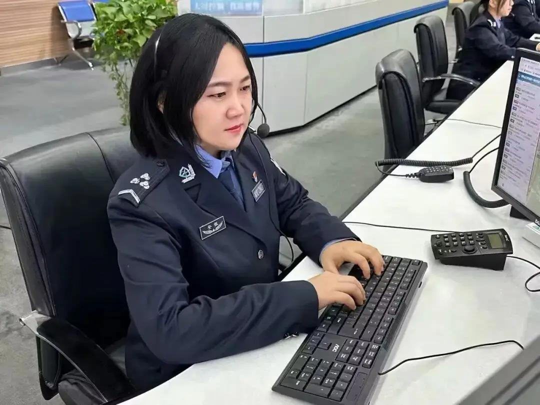 110接警员铁血丹心，25年坚守平凡岗位，初心使命熠熠生辉！

马鞍山市公安局情
