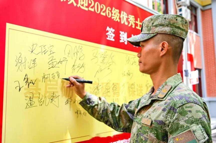 还记得两年前在水库里连救4人拼到休克被紧急送医的00后战士吗？最近，曾因救人荣立