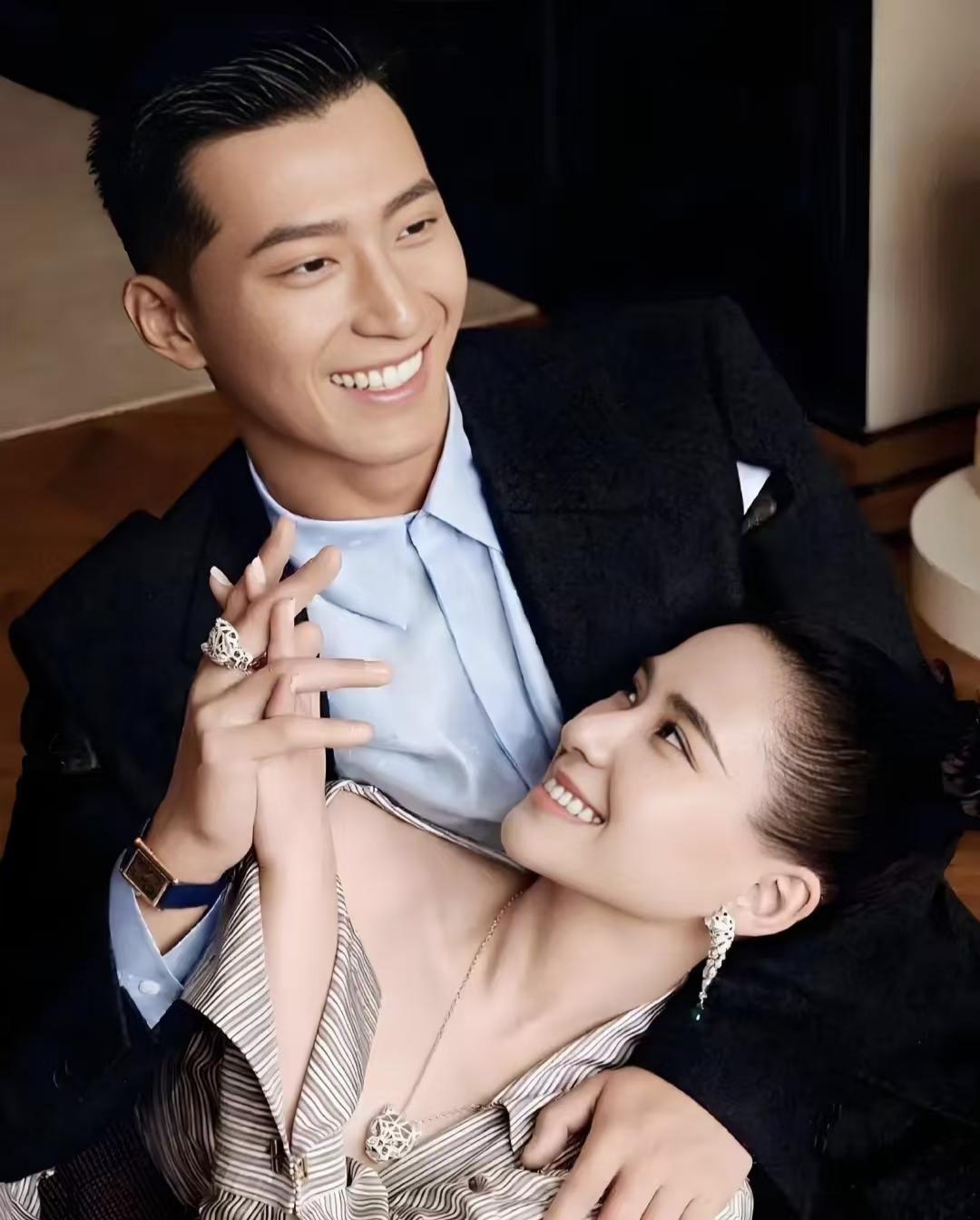 看见窦骁何超莲婚礼旧照，
我突然有点替那些传婚变的人尴尬了！  
当年何超莲为窦