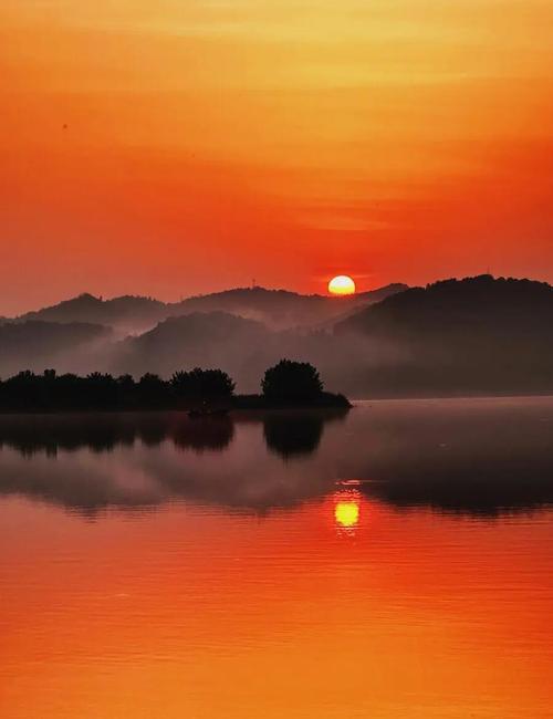 ‌朝霞破晓沐新阳，
细雨如丝润物长。‌
‌柳线摇波鱼戏水，
桃腮绽蕊蝶穿廊。‌