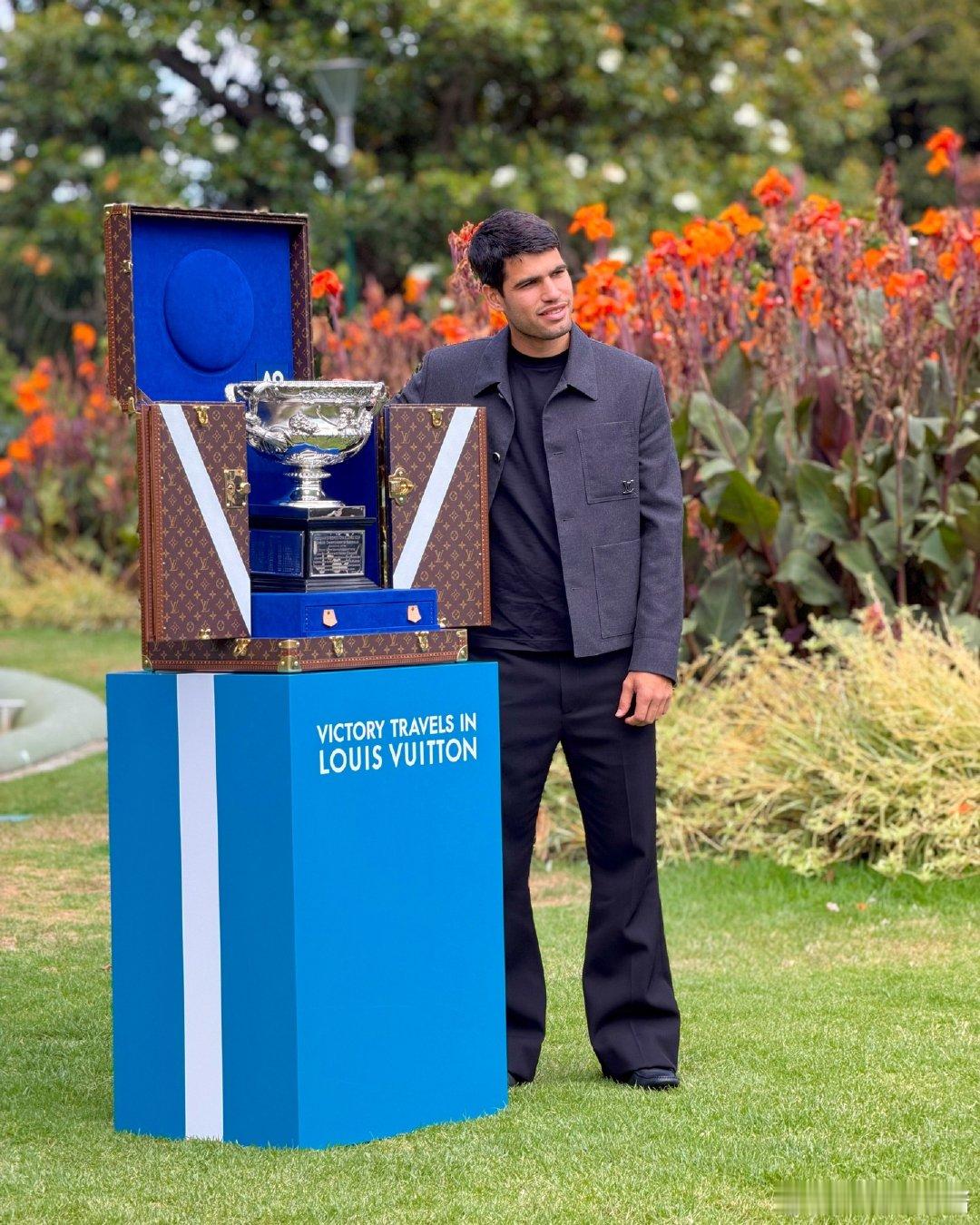 阿尔卡拉斯澳网冠军宣传照 2026澳网男单决赛，阿尔卡拉斯3-1战胜德约科维奇，