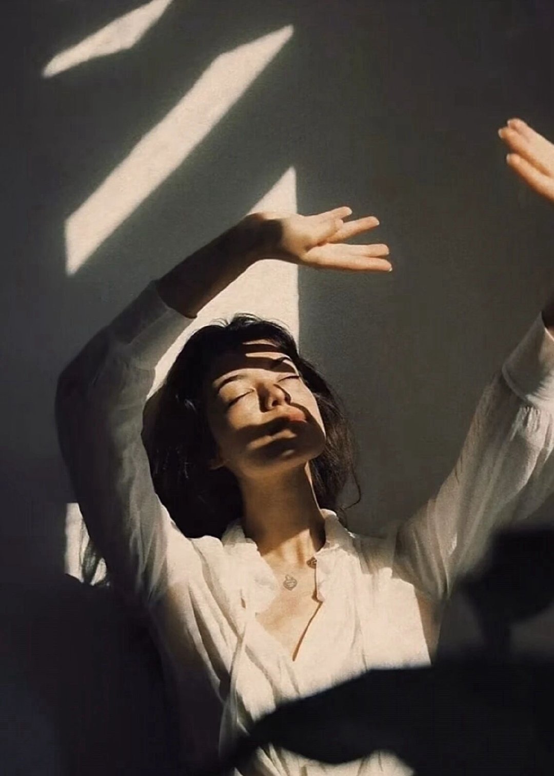 很喜欢🍃成年人的生活，大都是在日复一日的奔波里缓缓前行。日子循环往复，琐事接踵