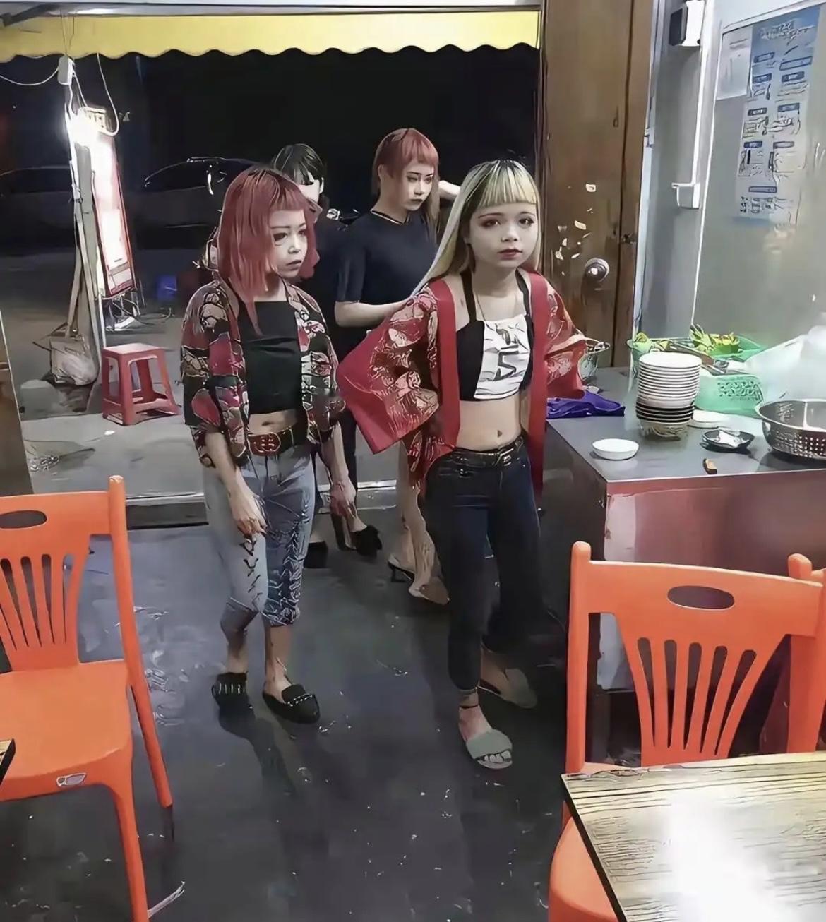 很难得这年头还有人有这样的打扮。真的是绝版了！[泪奔]