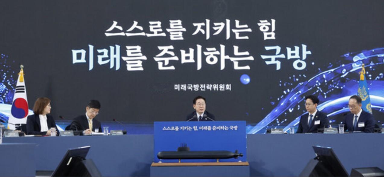 【韩国的首艘核潜艇将在2030年代中期下水，定位为有效应对朝鲜“核导威慑”。】5