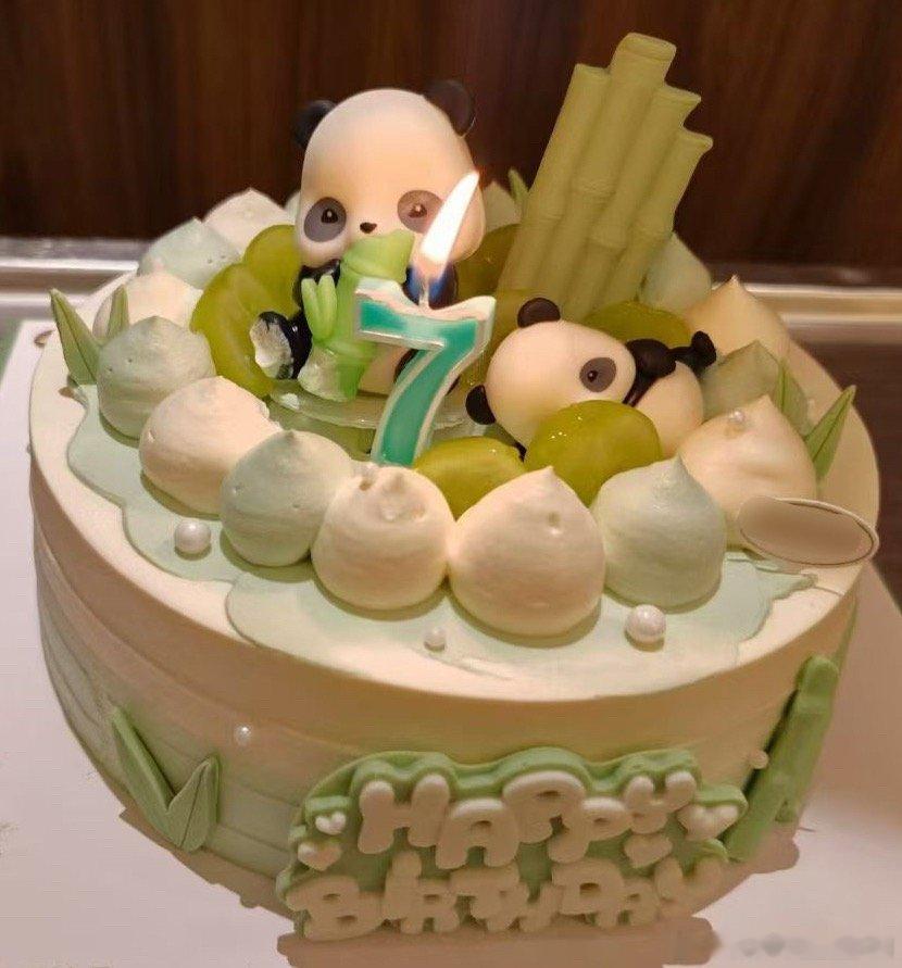 朋友孩子的生日宴…大人凑一起吃吃喝喝聊天打牌，娃早都跑得没影儿了，孩纸只想收礼物
