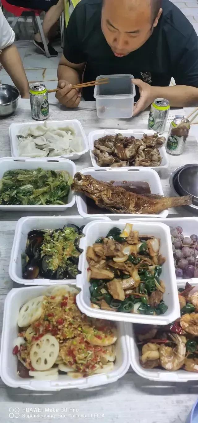 看看在伊拉克打工的东北人年夜饭吃的啥：有鸡、有鱼、有肉，有莲藕、有皮蛋、有饺子，