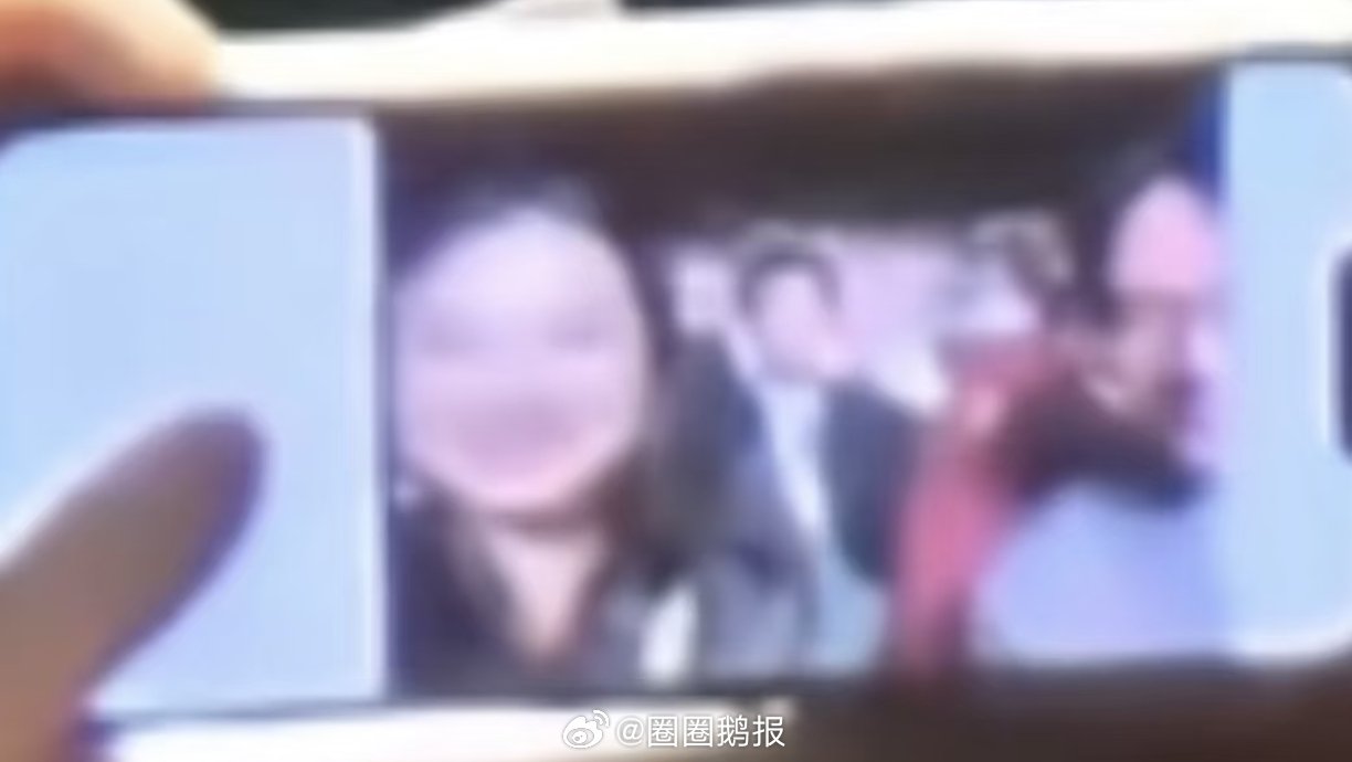 前排合照把肖战放中间前排观众自拍把肖战放中间诡异的两个人的头就这样默契的分开了，