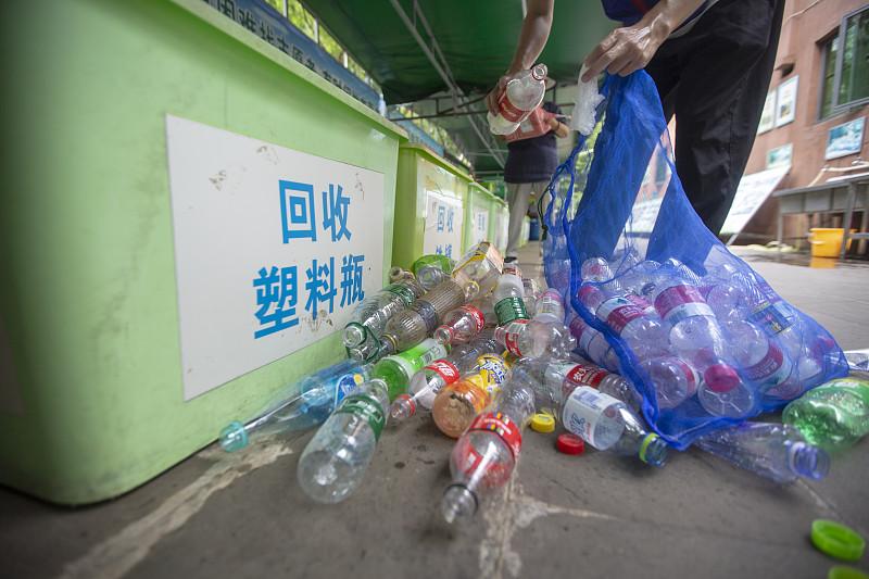 塑料、铜、废纸箱都涨价了，小区拾废品的人越来越多。
 
做饭时常望向窗外，十几分
