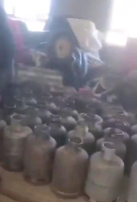 胡塞又把也门政府的窗户纸捅破了
胡塞武装攻占了也门总统拉沙德·阿勒阿莱米的住所，