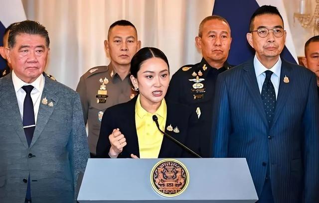 很多人以为泰国总理佩通坦下台，是那通电话惹的祸。错了！那通电话，泰国人民早就原谅