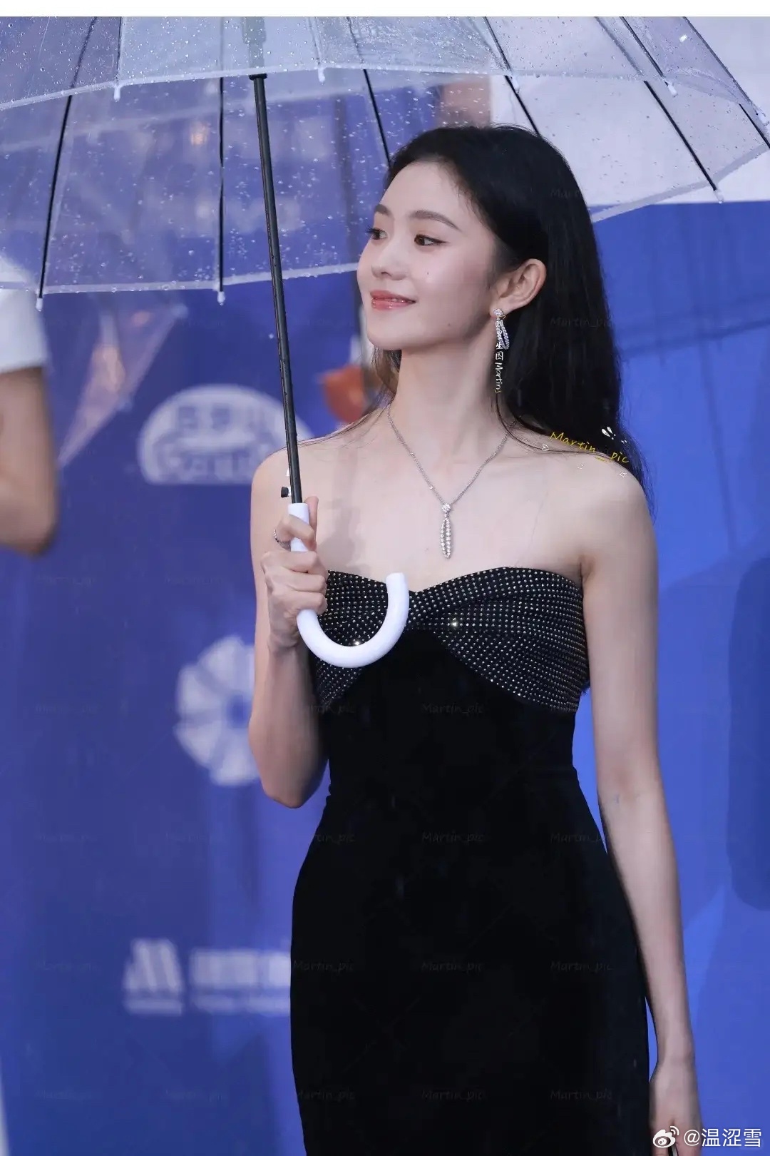 第一眼看图还以为现在女明星内卷到脚也要涂了亮片闪粉前段时间刘浩存在北影电影节的红