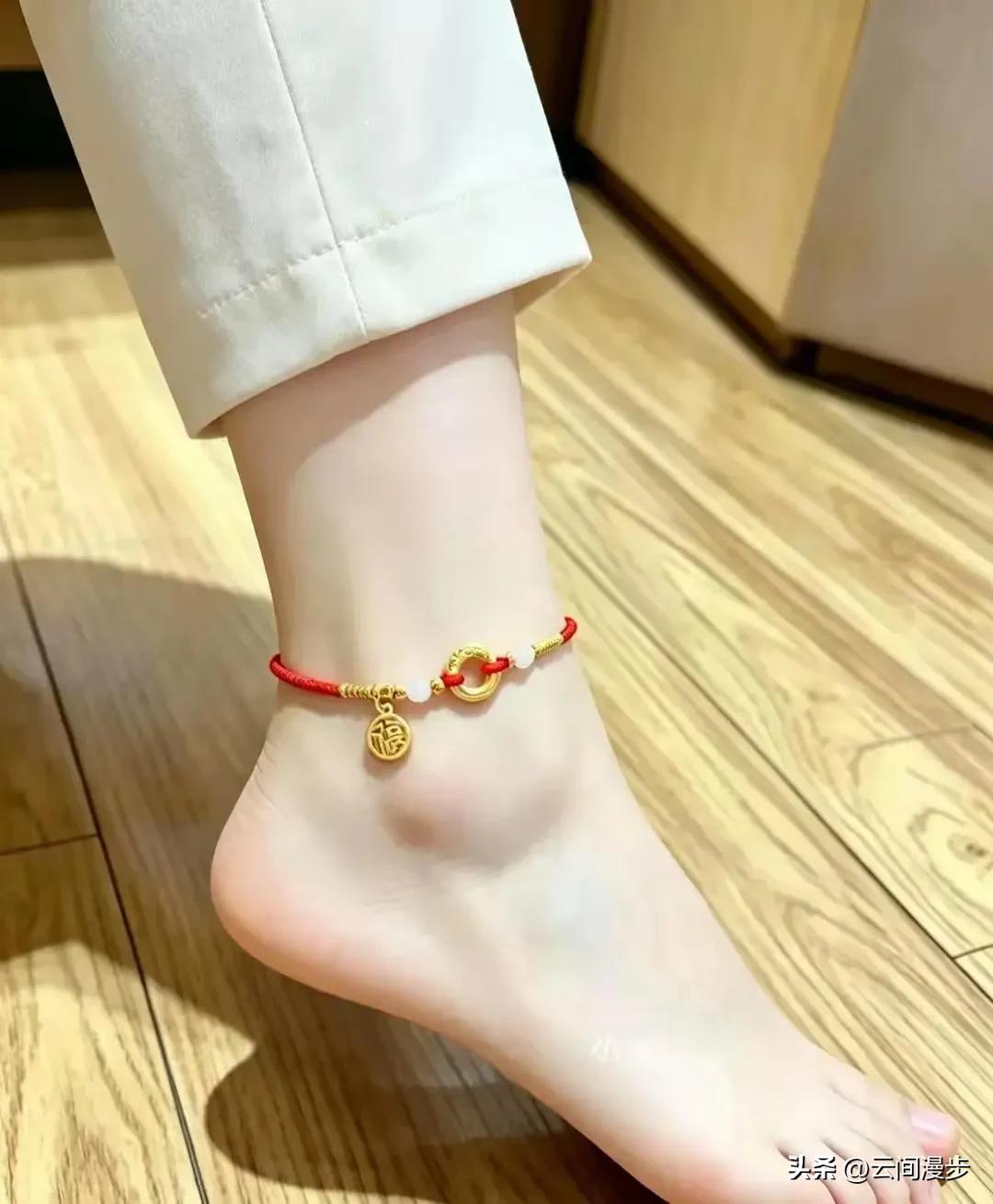 家人们谁懂啊！看这女孩右脚踝上的脚链，宛如灵动的音符在翩翩起舞……有人说右脚链代