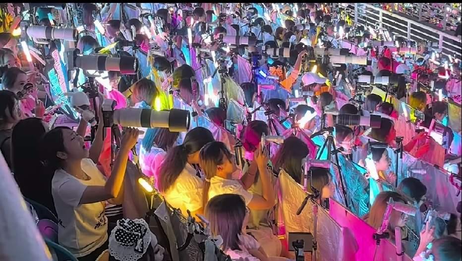 赚钱的不花，花钱的不赚！
这一场演唱会门票，得花父母多少辛苦钱？
基本全是女的。
