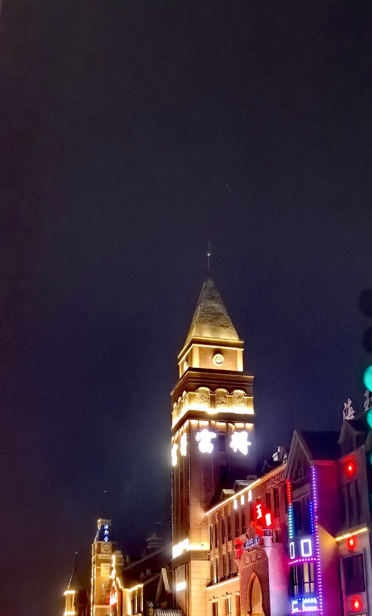 旅行在外，见过很多夜景灯火，其中很多非常漂亮。但是最亲切的还是家乡的灯火。