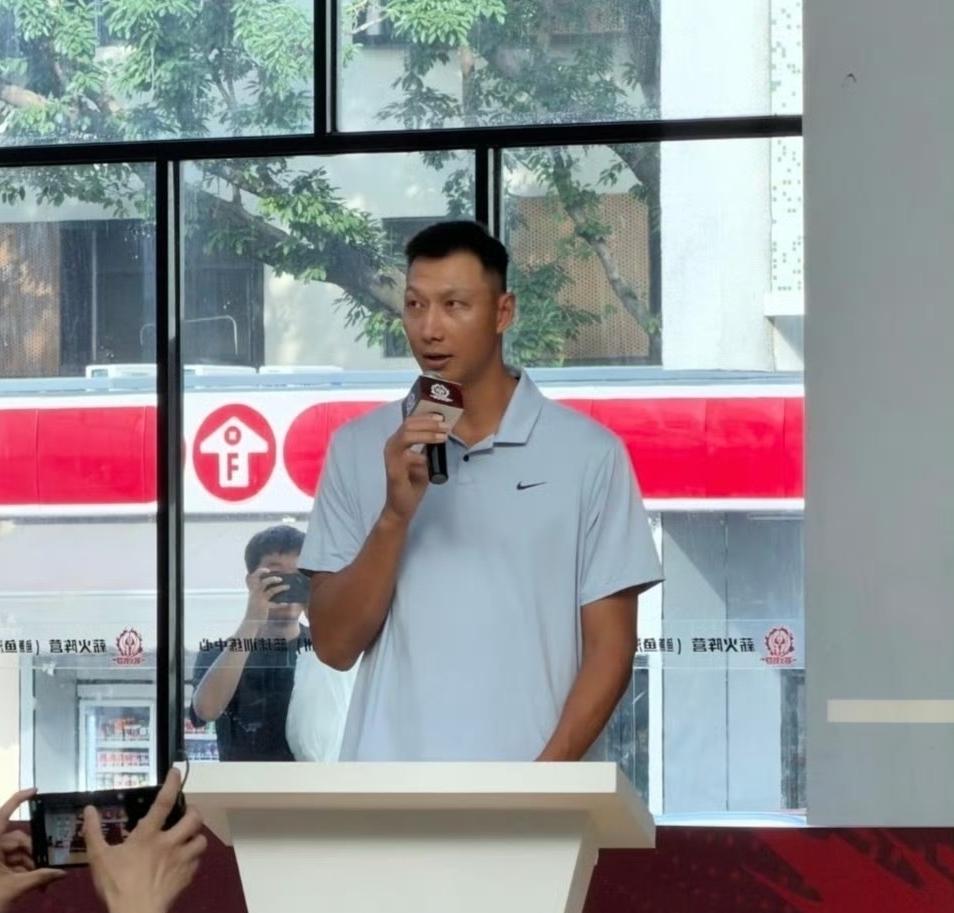 大哥就是大哥！
退役后不进体育体制内谋安稳职位，也不上综艺赚外快，更不靠直播赚人