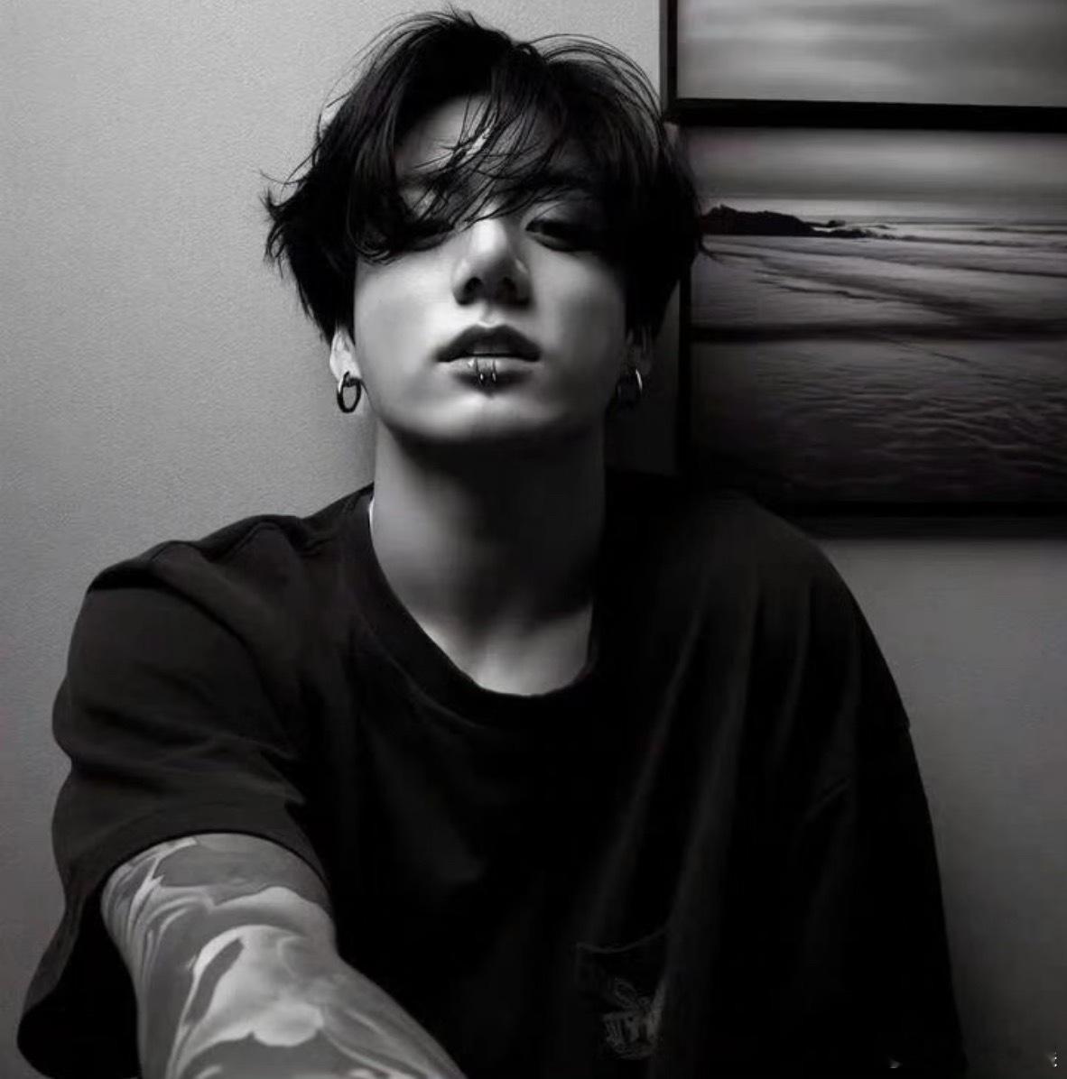 不中嘞，咋老抓着他不放呢，怎么就绯闻女友了呢？有啥证据啊，有这时间还不如磕一下田