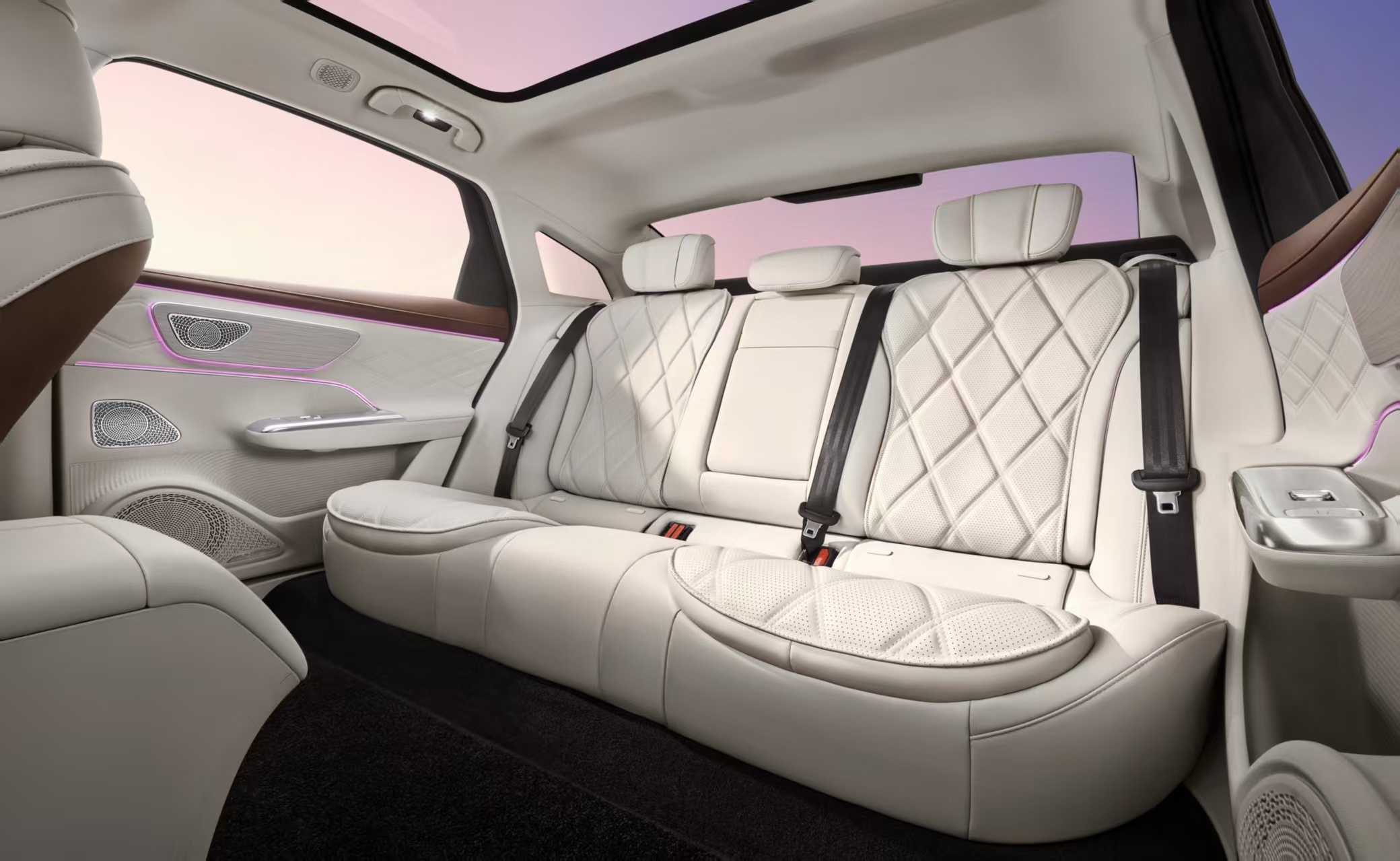 朋友想买个大轿车，但是预算只有十来万～我对比了好几款，昨天带他去广州看了实车，看