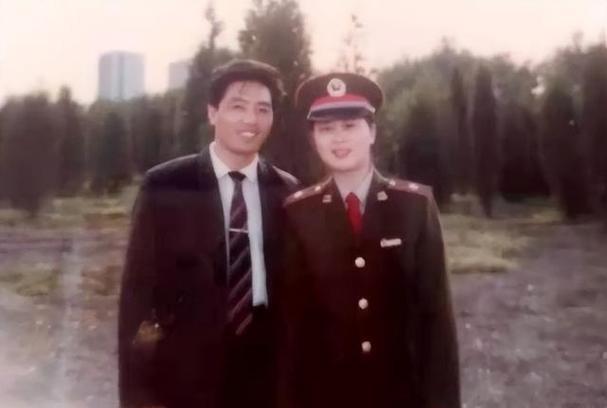 1989年，清华女研究生在火车上对大12岁酒厂技术工一见钟情，后来不理父母阻拦，