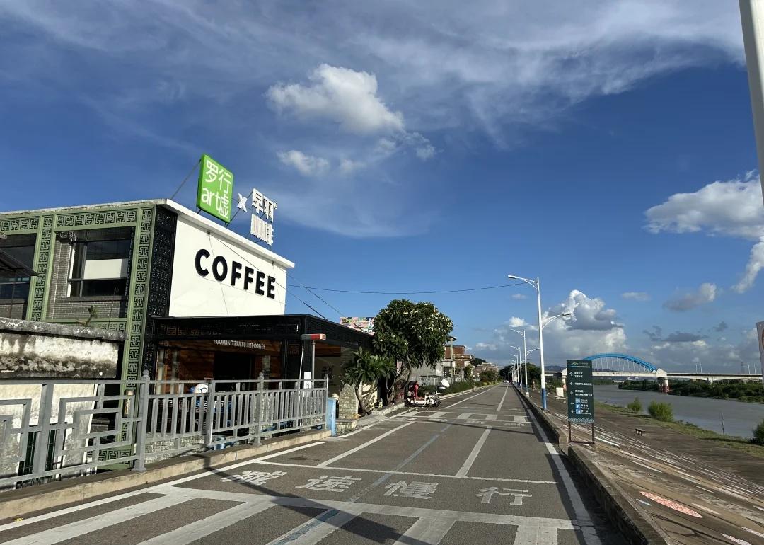 今天的天气真的太好了。
下班来这小电驴回家，阳光灿烂。风和日丽好天气 天气晴朗阳