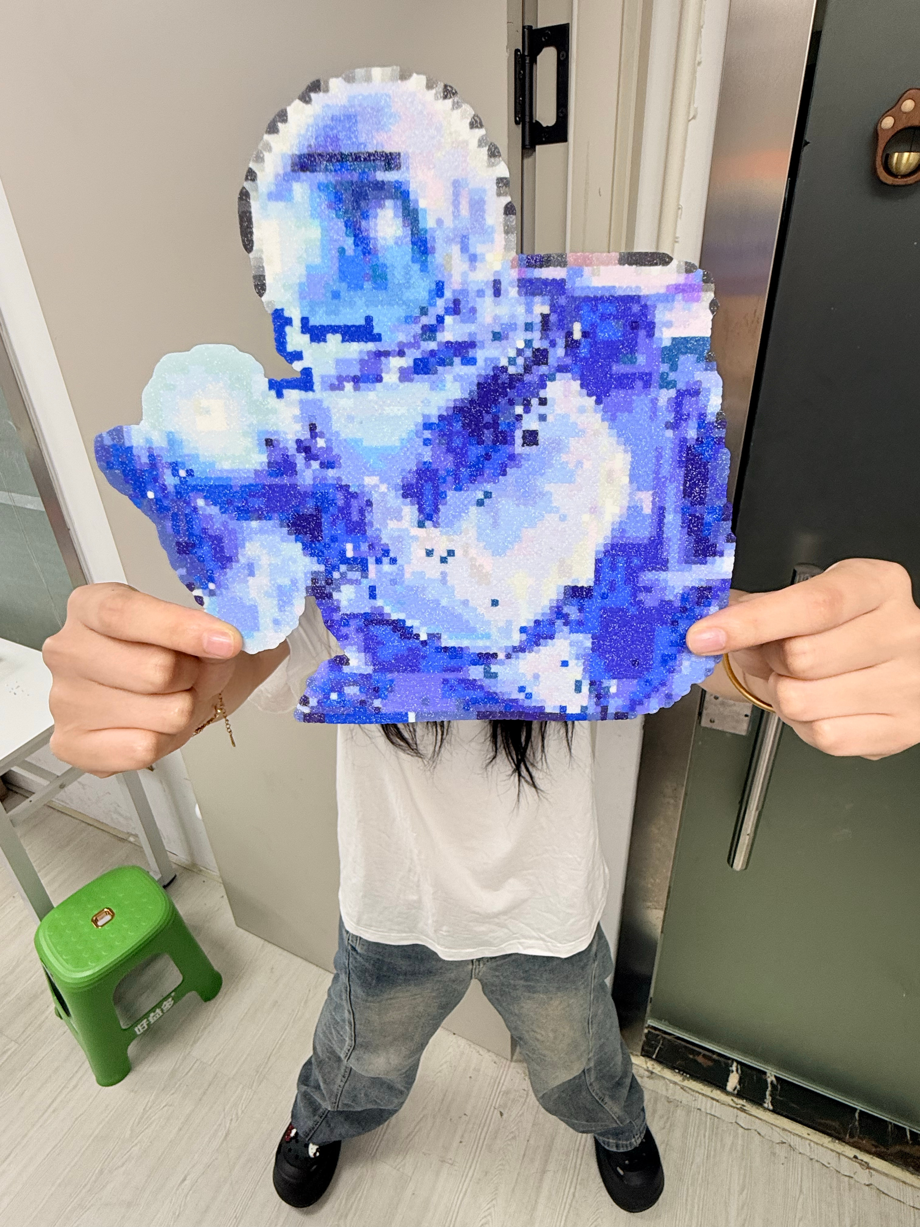 何秋亊伸手 