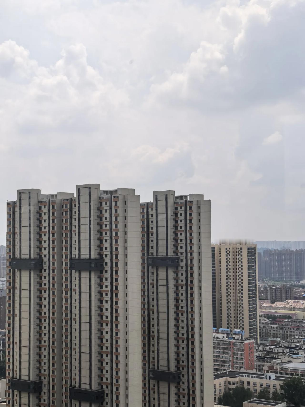 郑州也有这种楼房，外部悬挑楼梯，高层的建筑物的应急疏散通道。