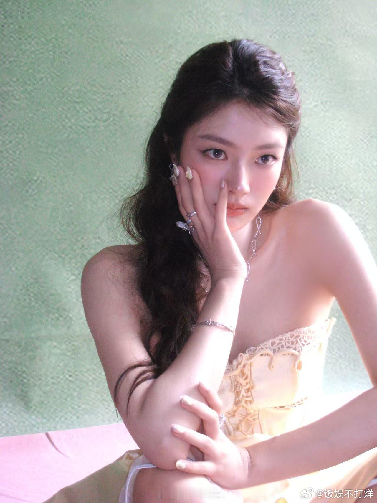徐若晗回复张月懵没事我来垫底 玩游戏输赢倒是其次，这段对话才是亮点，张月大大方方