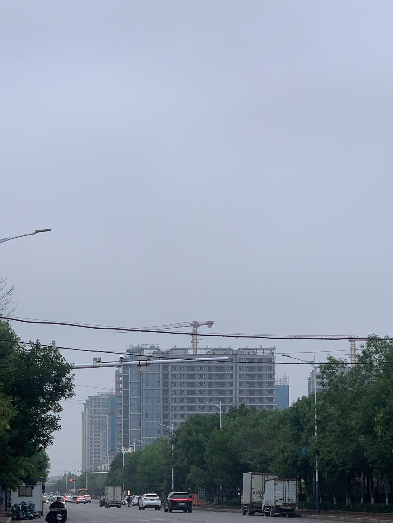 记录并描述家乡的天空：
下午17点，天空中弥漫着压抑的阴沉，仿佛有一位神秘的音乐