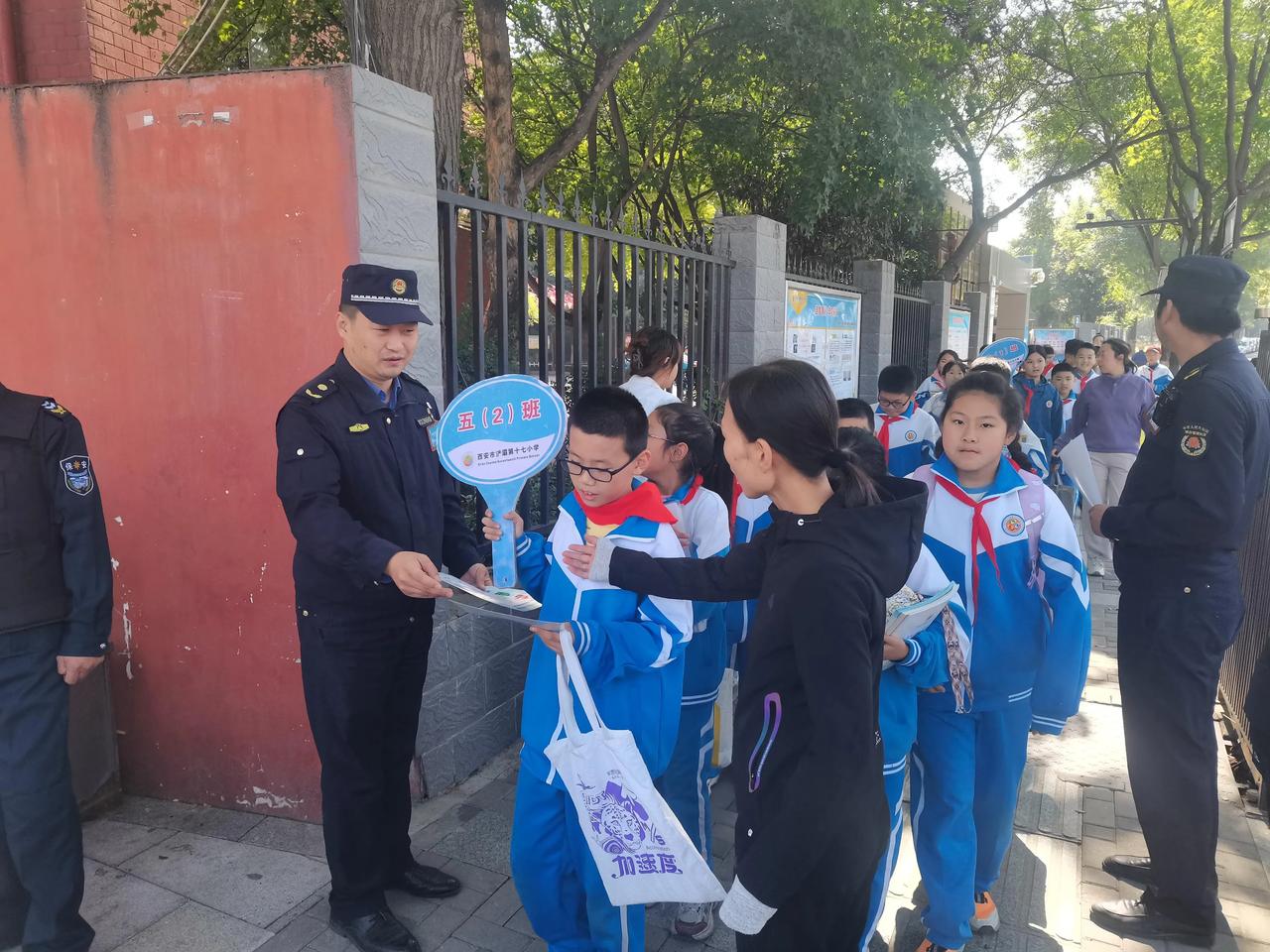 办实事 惠民生
浐灞国际港城管局站好“护学岗”
每当放学钟声响起，西安浐灞国际港