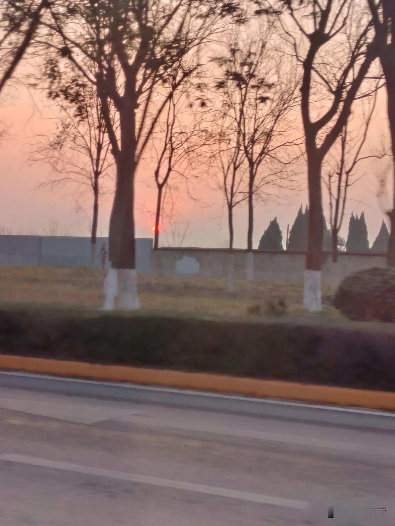 夕阳西下路，车影渐行远。