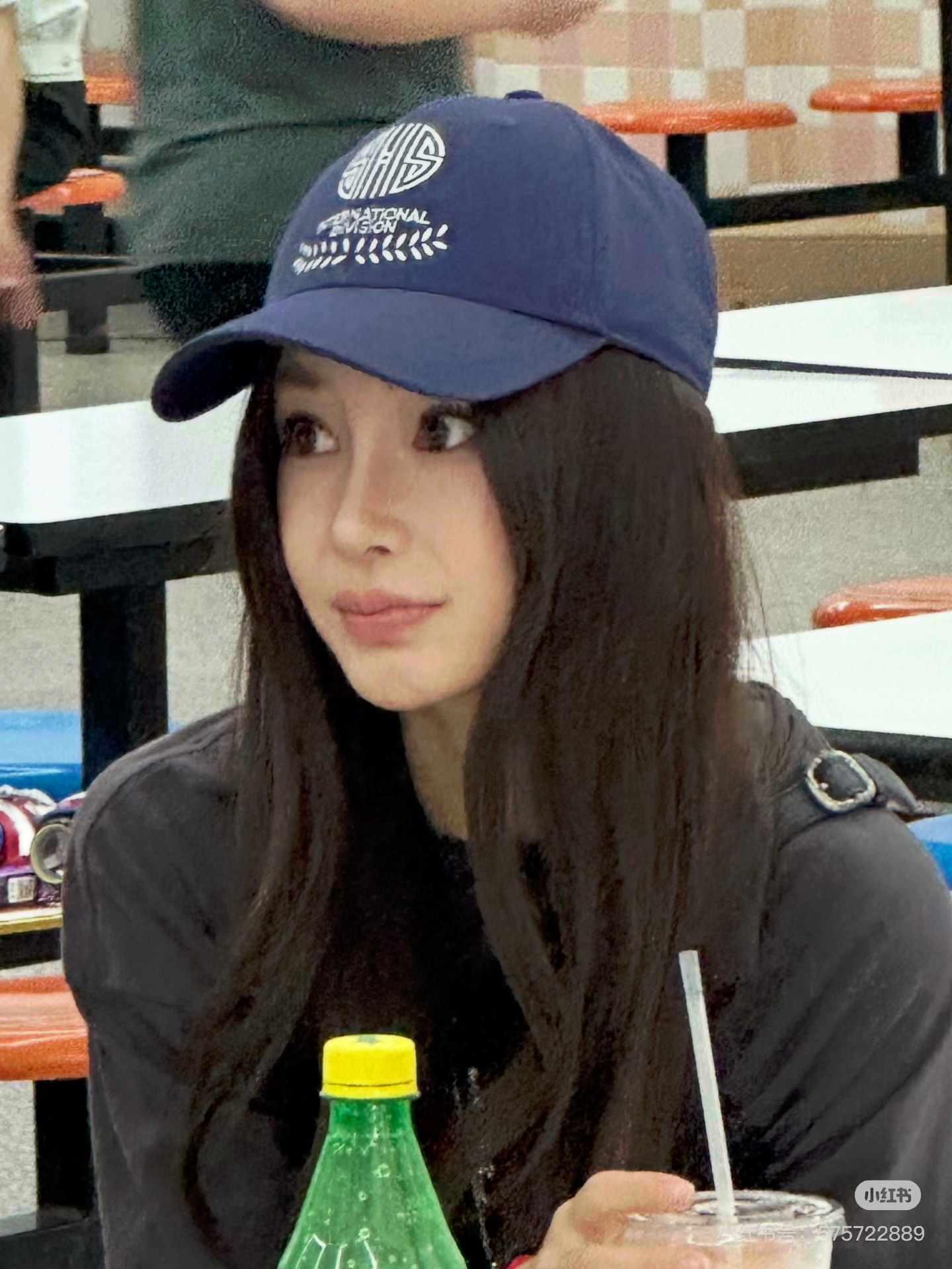 angelababy angelababy参加小海绵学校义卖会 姐姐咋介么萌🤏
