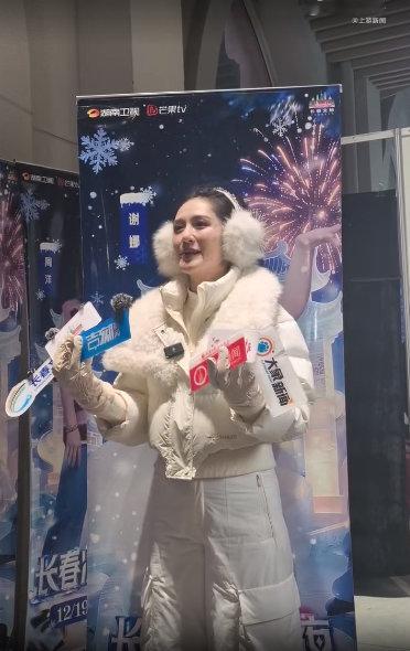 谢娜听劝穿超厚在东北热出汗长春冰雪之夜直播长春冰雪之夜 谢娜参加长春冰雪之夜直播