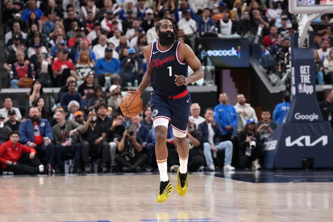 哈登，36岁了。本赛季13场比赛场均26.2分6.3篮板8.7助攻

职业生涯2