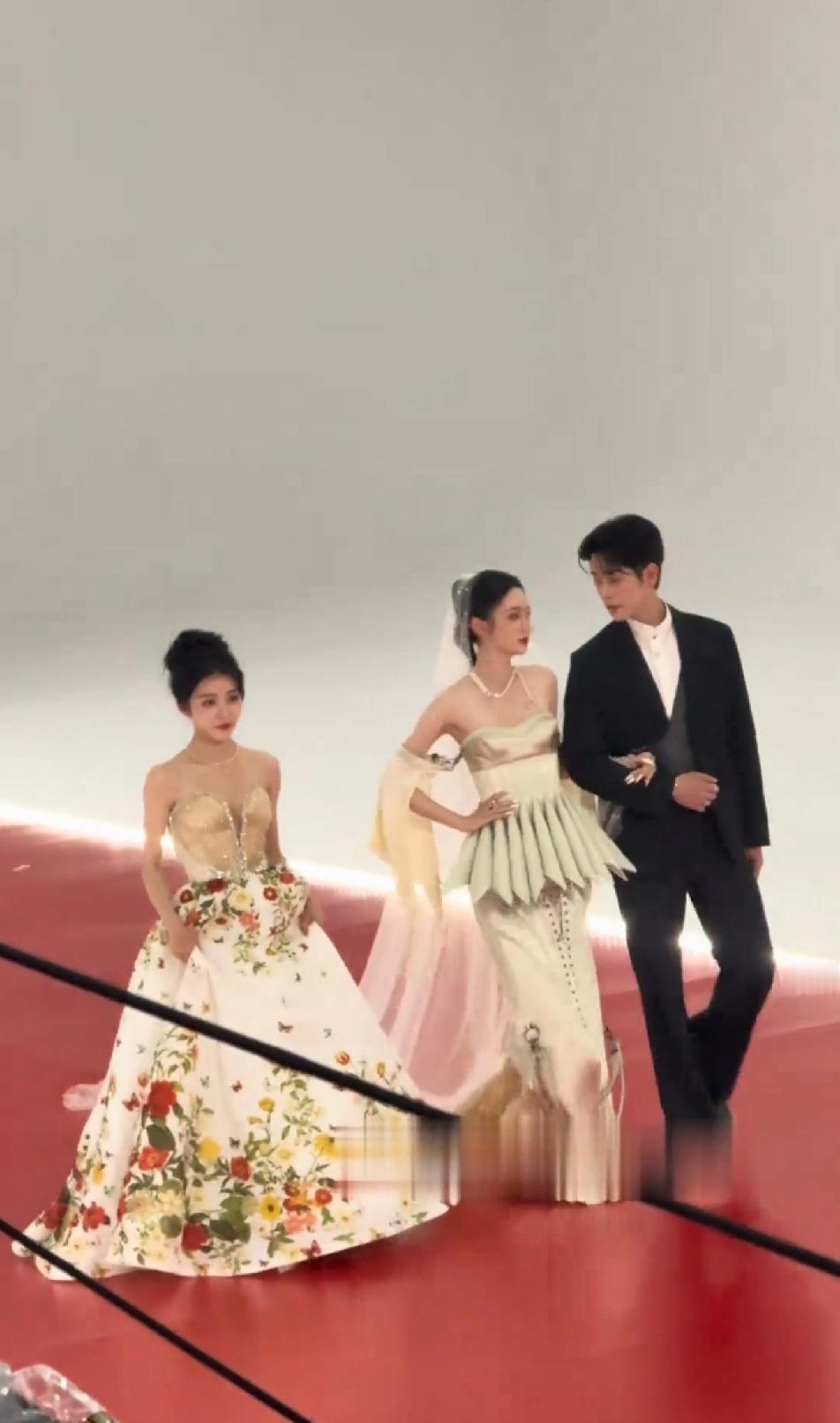 当红小花周也，一把将新人饶嘉迪拽到C位。
看看这身段，这气场，周也简直就是“人间