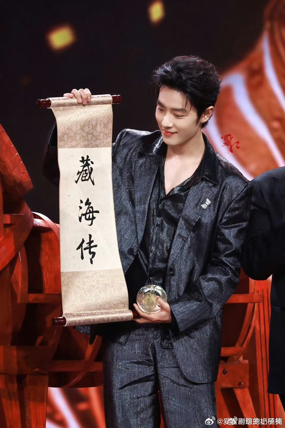 这个肖战肖战机场绕圈t台秀 肖战走的潇潇洒洒后面跟的风风火火