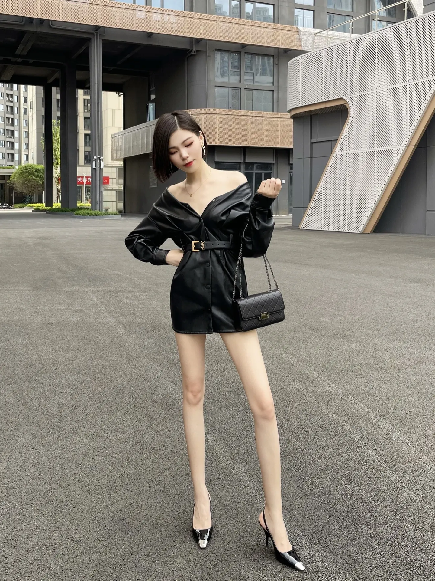 一身黑主打的就是一个霹雳娇娃🖤。有多少美女穿一身黑，从头到脚穿一身黑...