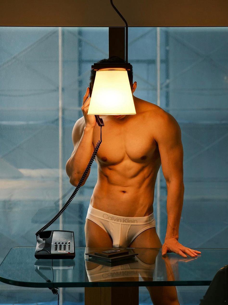 现在的办公室真正规，体育生也能当秘书了#体育生# ​​​