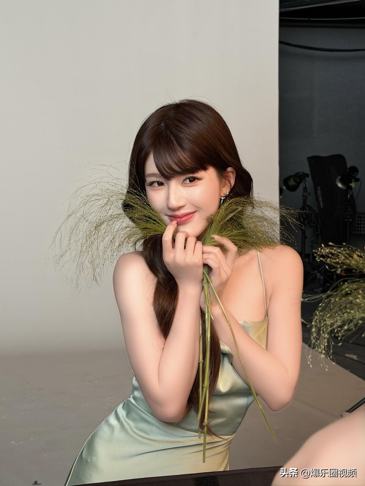 ❤️赵露思这组拍摄花絮真的绝！浅绿吊带配上大波浪，软乎乎的甜妹感直接拉满，生图状