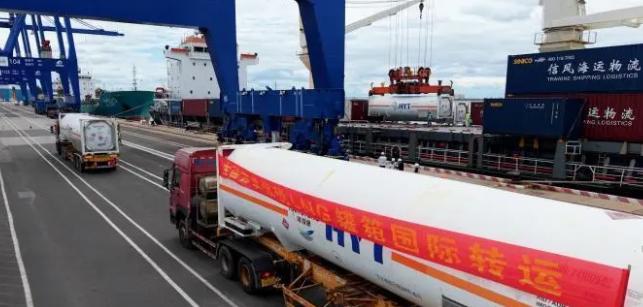 一批特殊的“能源集装箱”近日从海南洋浦港启航，开启了一次具有标志性意义的跨境运输