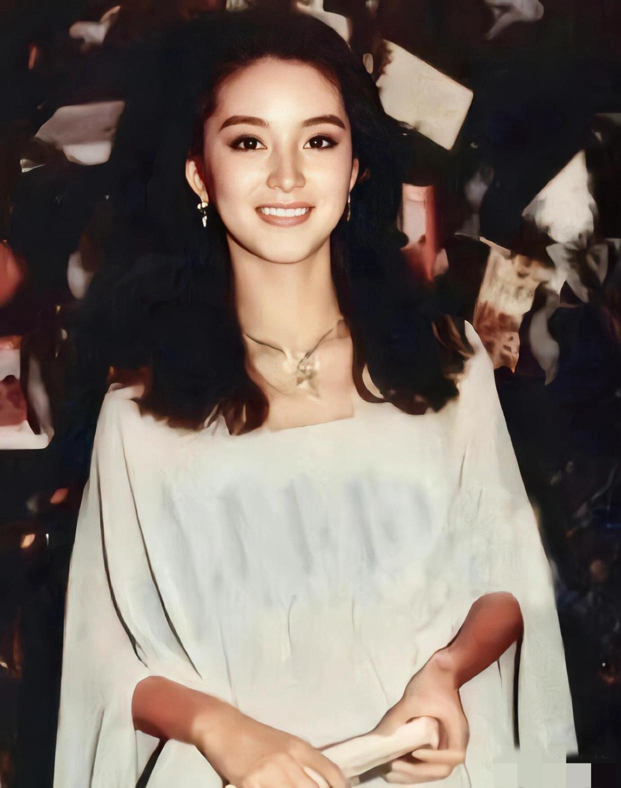 年轻时的林青霞，是很美很美的女人，美到这种程度，想不红都难，可王晶却说:真人虽超