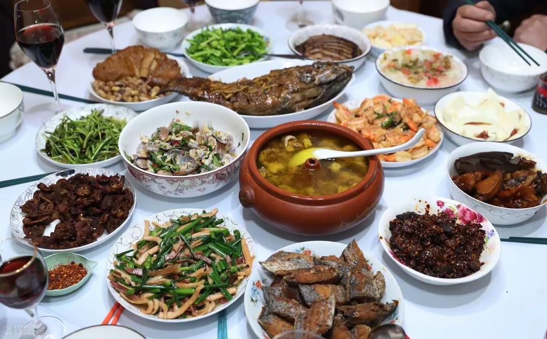 年轻人把发财愿望端上饭桌  年轻人的年夜饭写满了发财    相信在每个人的记忆里