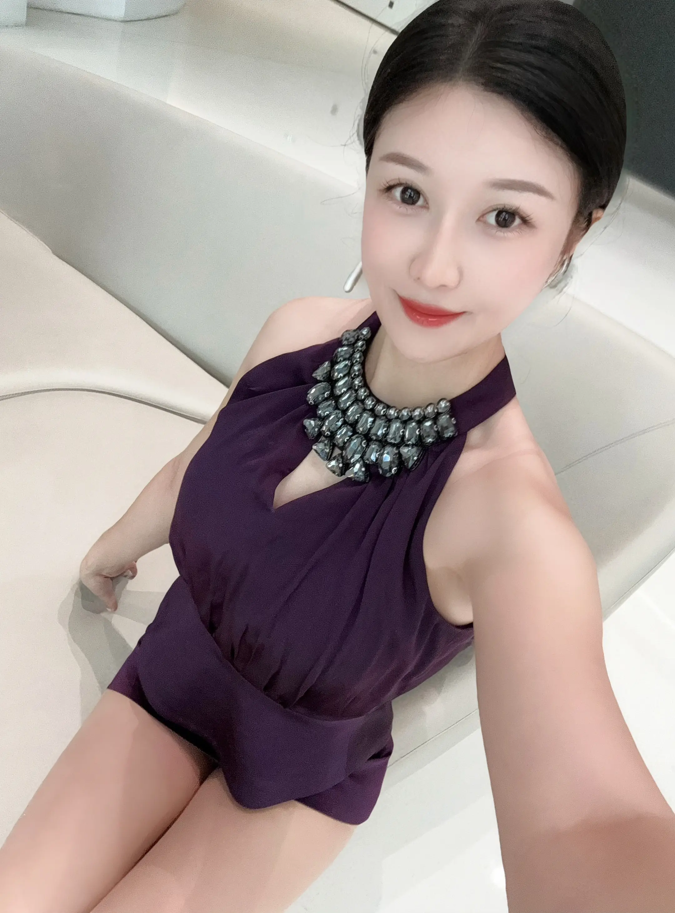 我好像有那个社交牛逼症， 当着一堆人的面“搔首弄姿”的拍了50张照片哈哈