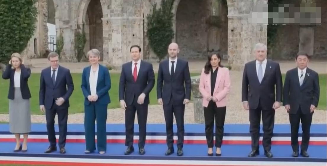 一张合影，七国集团外长会议把日本外相搞的“不显山不露水”。就想问一下，一水的西方