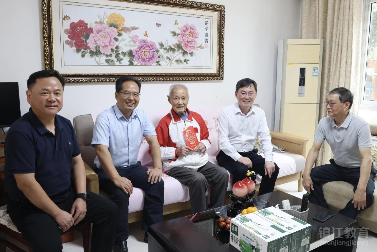 黄科文重阳节前夕走访慰问百岁老教师
​        10月13日上午，市教育局