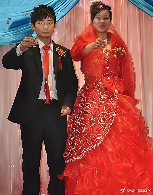 十几年前，张雪和他妻子的婚礼照，当年还是个帅小伙，不是所有的“小黄毛”都不靠谱。