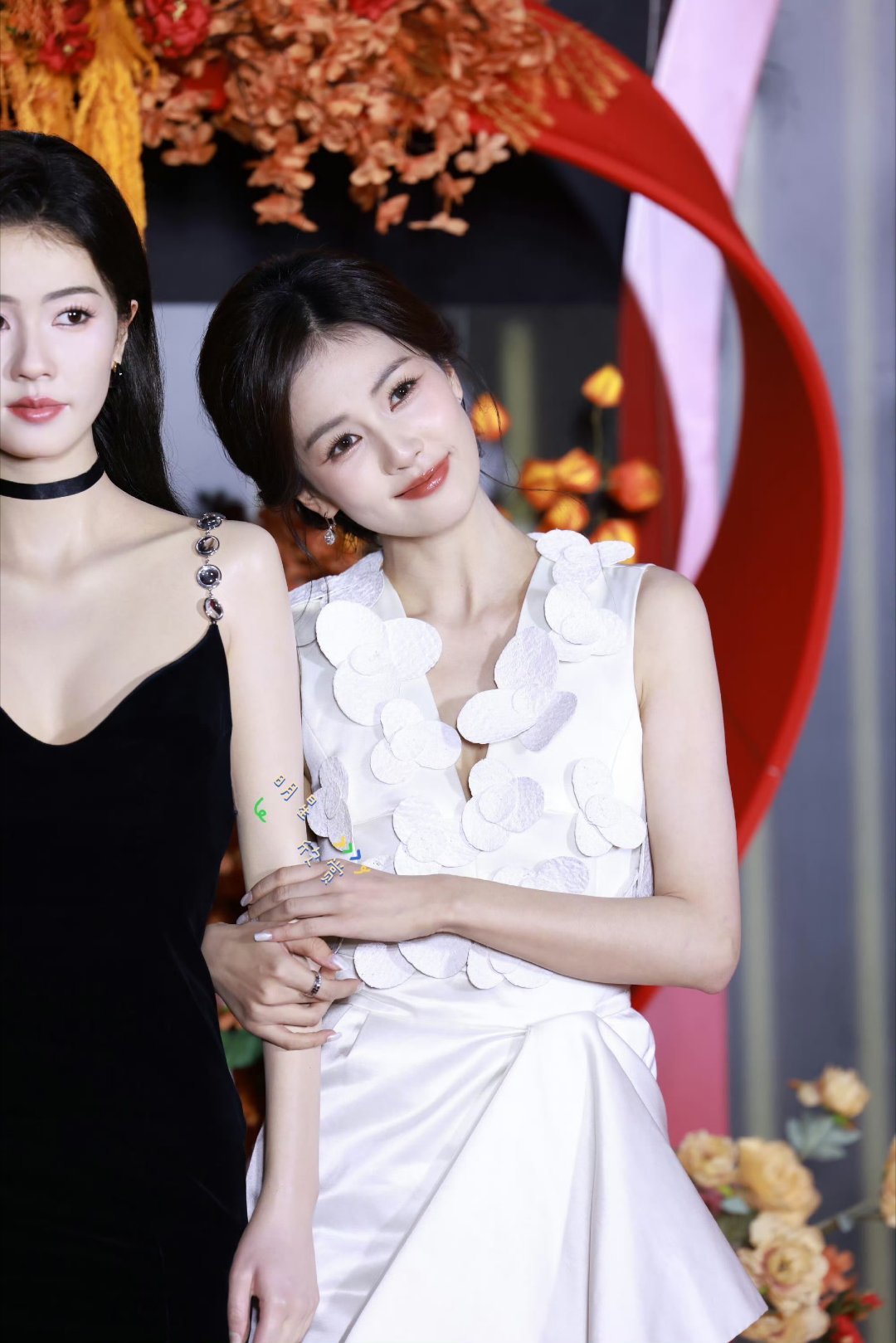 白鹿入驻上海杜莎 白鹿你不要太美!怎么能这么好看，盘发好温婉大气啊!!!蜡像和本