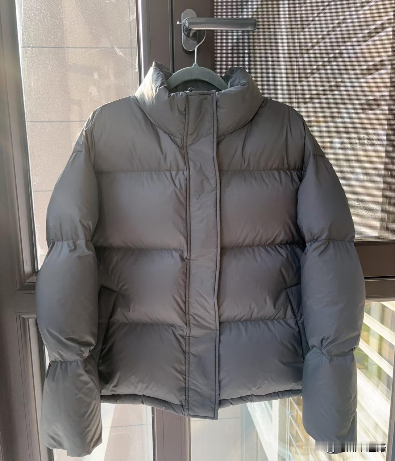 天冷了想买羽绒服，劝你一句，离灰色远点。

我衣橱里那件灰羽绒服，新崭崭挂那儿两