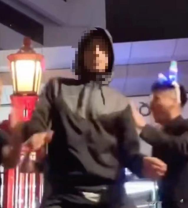 10多人新西兰街头围殴中国直播小伙，中领馆紧急发声，要求严查
-
2025年2月