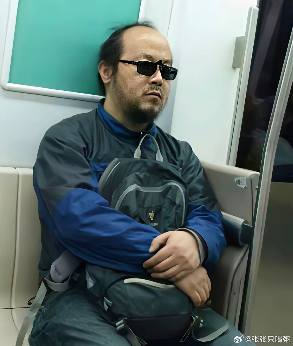 经常有人说王菲怎么会看上窦唯？怎么会和他结婚生子？其实窦唯年轻时非常帅气，才华出