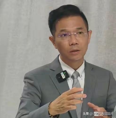 现在最糟心的男人就是郭勇刚了吧！
不是因为自家狗被摔死，也不是因为家人受伤，而是